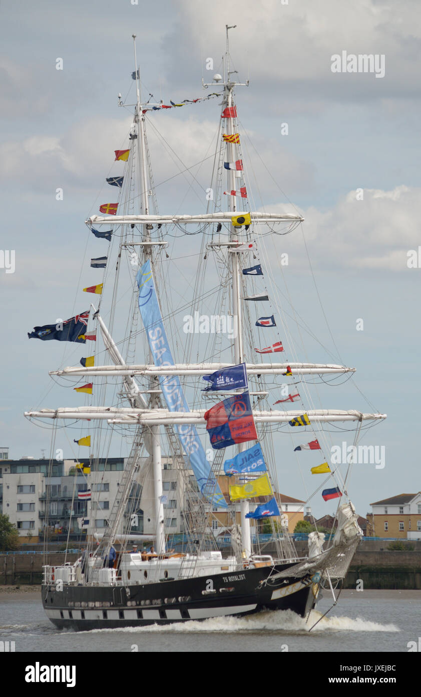 Londra, Regno Unito. 16 Ago, 2017. Sea Cadet Sail Training TS Nave Royalist arriva sul Tamigi. Londra, dopo la vittoria del 2017 Tall Ships Race. Credito: un Christy/Alamy Live News. Foto Stock