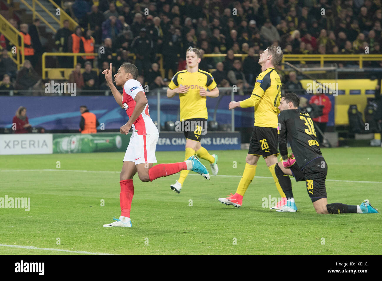 Dortmund, Deutschland. Il 22 gennaio, 2016. Kylian MBAPPE (Monaco)(l) juebelt nach seinem Tor zum 3:1; Torwart BUERKI Romano (Burki/ DO), Lukasz PISZCZEK (DO) und Matthias GINTER (DO) sind enttaeuscht; Freude, Jubel, Enttaeuschung (Enttauschung); Fussball Champions League, Viertelfinale, Hinspiel, Borussia Dortmund (DO) - come Monaco (Principato di Monaco) 2:3, am 12.04.2017 a Dortmund/ Deutschland. | Verwendung weltweit Credito: dpa/Alamy Live News Foto Stock