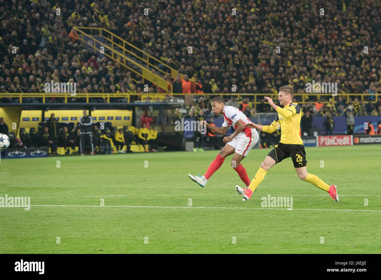 Dortmund, Deutschland. Il 22 gennaio, 2016. Kylian MBAPPE (Monaco)(l) erzielt das Tor zum 3:1; Lukasz PISZCZEK (DO) kommt zu spaet; Fussball Champions League, Viertelfinale, Hinspiel, Borussia Dortmund (DO) - come Monaco (Principato di Monaco) 2:3, am 12.04.2017 a Dortmund/ Deutschland. | Verwendung weltweit Credito: dpa/Alamy Live News Foto Stock