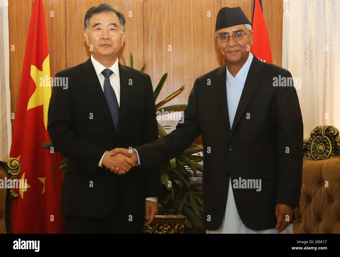 Kathmandu, Nepal. 16 Ago, 2017. Primo ministro nepalese Sher Bahadur Deuba (R) si riunisce con il cinese Vice Premier Wang Yang in Kathmandu, Nepal, Agosto 16, 2017. Credito: Sunil Sharma/Xinhua/Alamy Live News Foto Stock