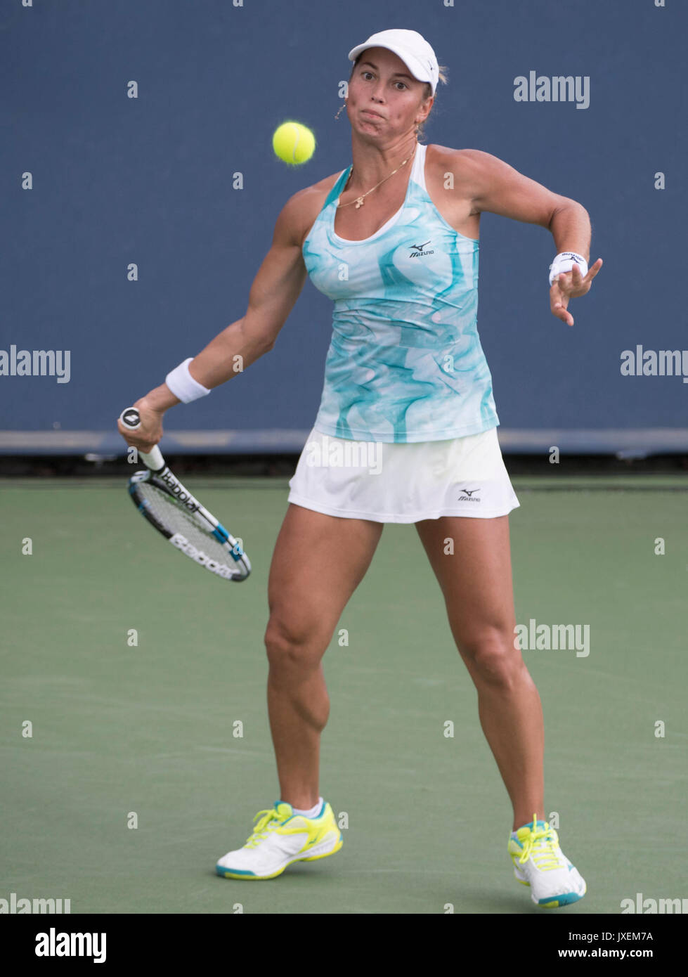Cincinnati, Stati Uniti d'America. Il 16 agosto, 2017. Ohio, Stati Uniti d'America. 16 Ago, 2017. Yulia Putintseva (KAZ) perde di Svetlana Kuznetsova (RUS) 6-3, 6-4, all'occidentale e meridionale essendo aperto ha giocato al Lindner Family Tennis Center di Mason, Ohio. Credito: Cal Sport Media/Alamy Live News Credito: Cal Sport Media/Alamy Live News Foto Stock