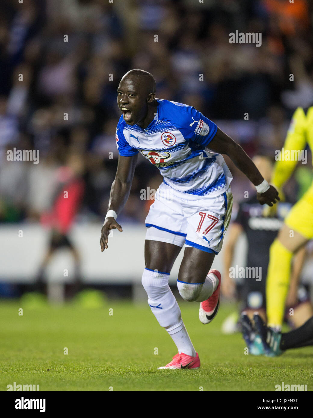 Reading, Regno Unito. Il 15 agosto, 2017. Modou Barrow della lettura si trasforma per celebrare il punteggio il suo primo obiettivo per il club che rende 2 0 durante il cielo di scommessa match del campionato tra lettura e Aston Villa al Madejski Stadium, Reading, in Inghilterra il 15 agosto 2017. Foto di Andy Rowland/prime immagini multimediali. **Solo uso editoriale FA Premier League e Football League sono soggetti a licenza DataCo. Credito: Andrew Rowland/Alamy Live News Foto Stock
