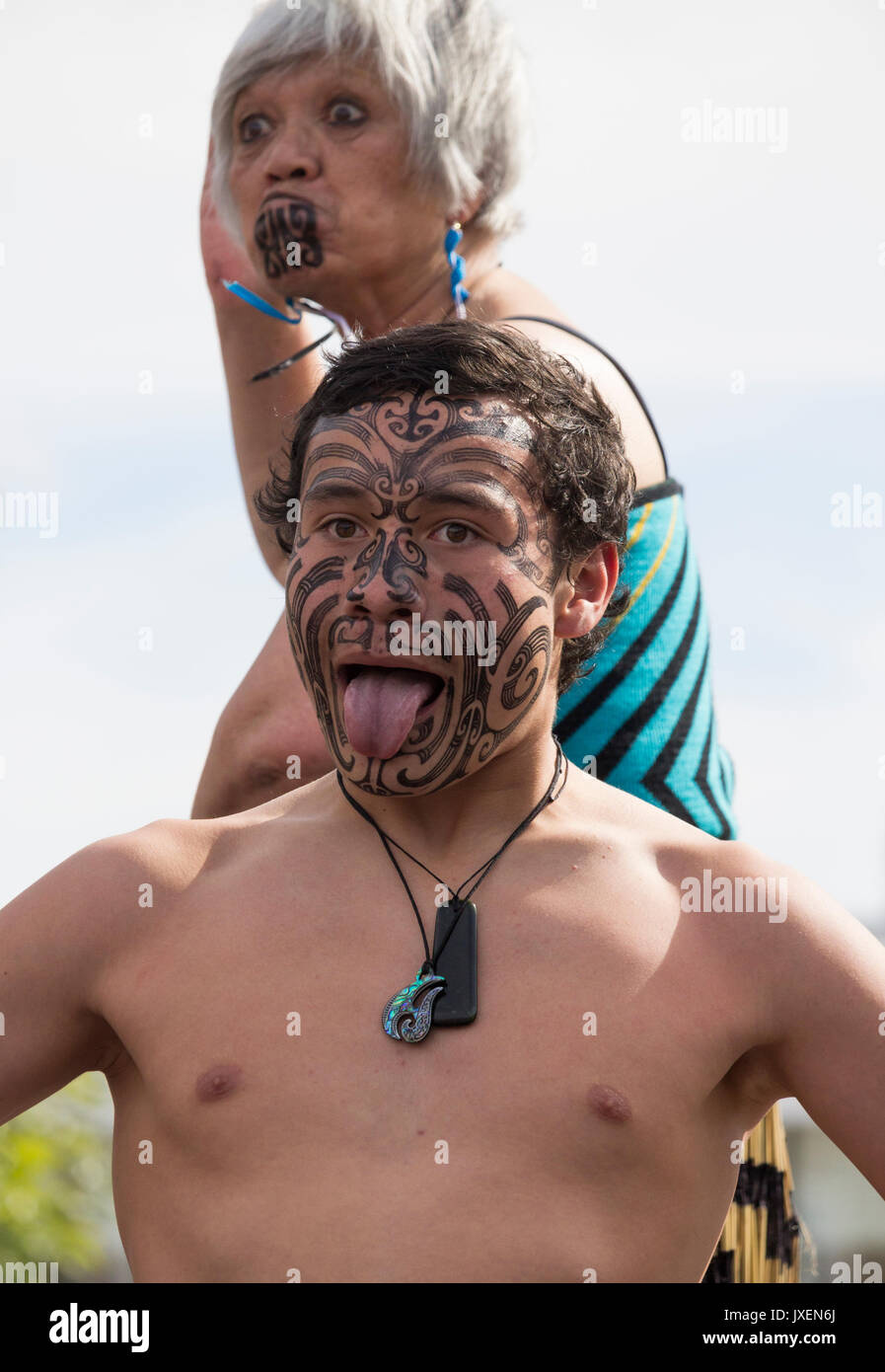 Ballerini Maori dalla Nuova Zelanda eseguendo la Haka a Billingham festival internazionale del folklore. Regno Unito Foto Stock