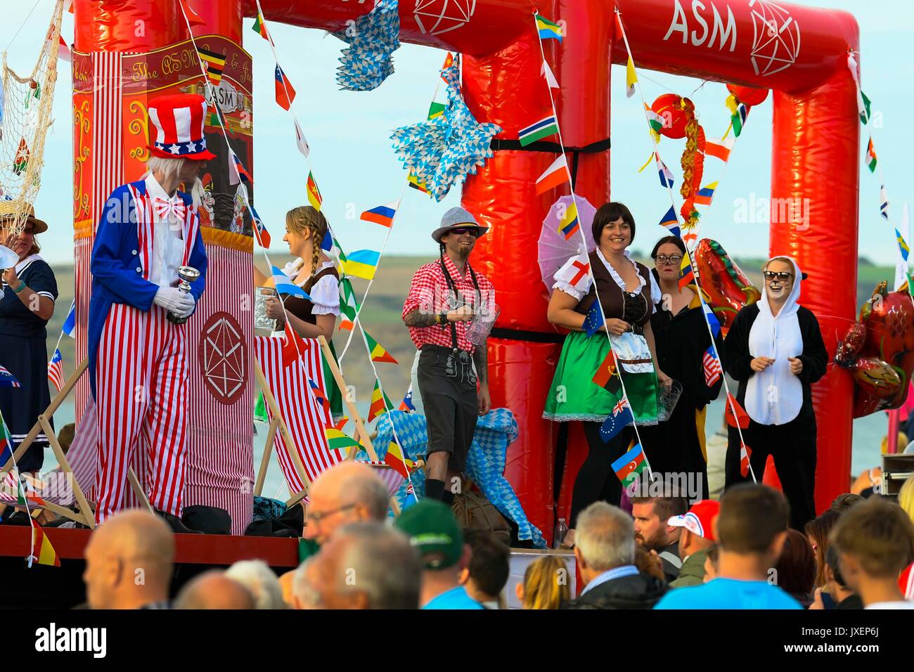 Weymouth Dorset, Regno Unito. Il 16 agosto 2017. ASM USA galleggiante a tema prendendo parte alla sfilata di carnevale presso la località balneare di Weymouth nel Dorset. Photo credit: Graham Hunt/Alamy Live News Foto Stock