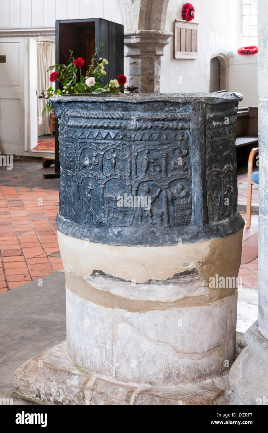 Rari del XII secolo font di piombo della chiesa di Sant'Agostino in Brookland su Romney Marsh mostra segni dello zodiaco & lavoro rurale associato al tempo dell'anno Foto Stock