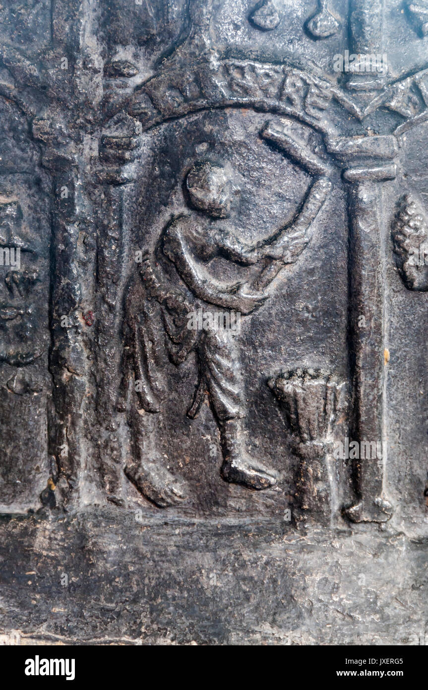Dettaglio di rara del XII secolo font di piombo della chiesa di Sant'Agostino in Brookland su Romney Marsh raffigura il lavoro agricolo di trebbiatura. Foto Stock