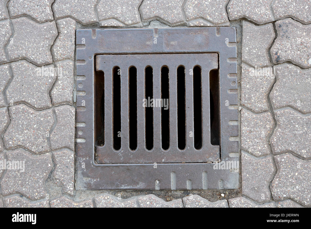 Il drenaggio sulla strada Foto Stock