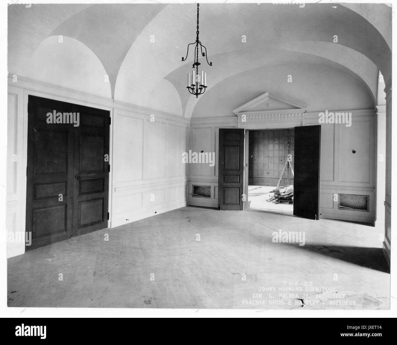 Alumni Memorial Residences interno dell'AMR, eventualmente di un corridoio centrale per l'immagine è una porta che conduce alla sala woodpaneled, il frontone è posto al di sopra del portale, 1923. Foto Stock