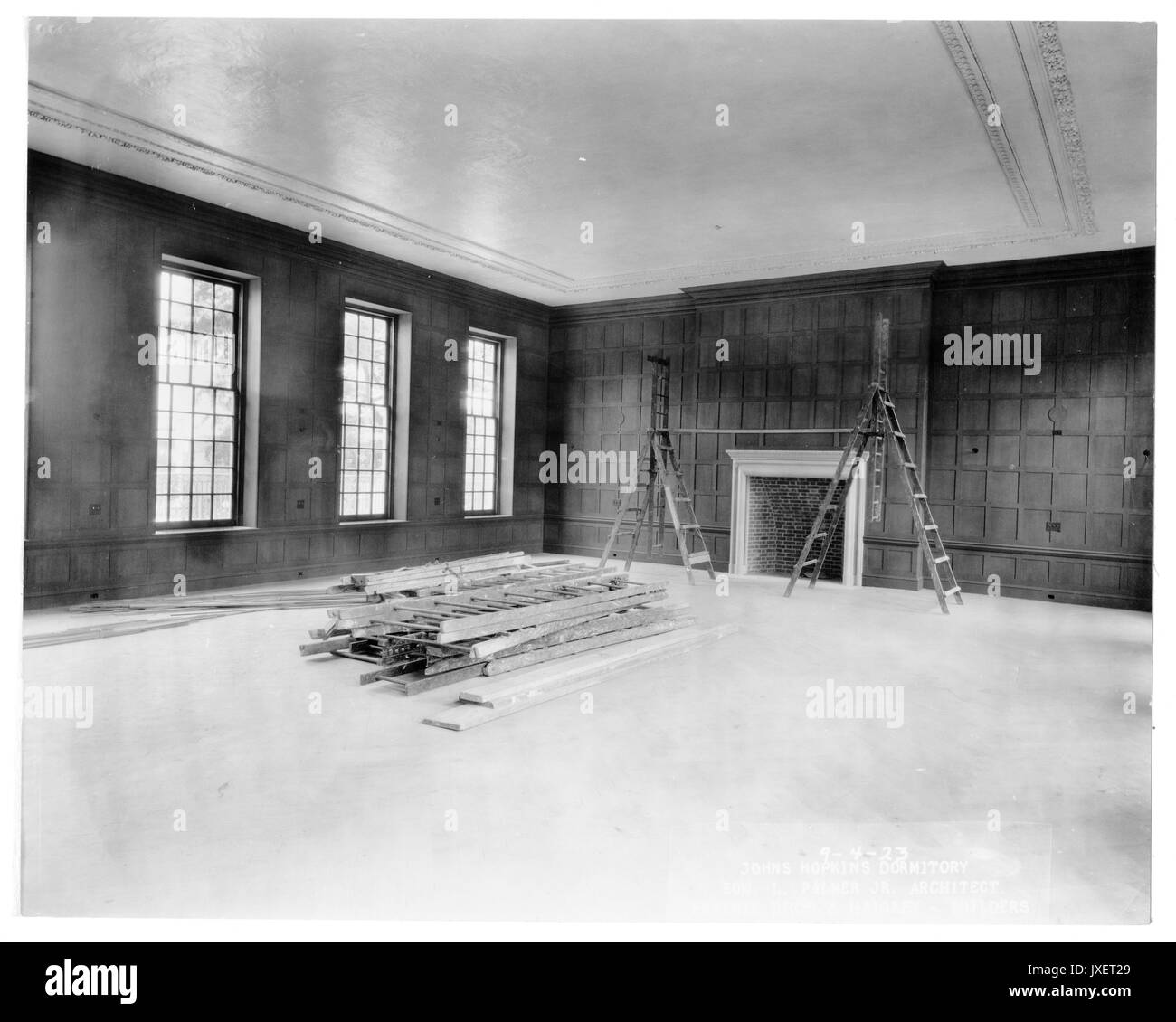 Alumni Memorial Residences interno di AMR, non identificato in camera, sala con la corona di stampaggio e pannelli di legno sembra essere finita, diverse scale giacciono sul pavimento, 1923. Foto Stock
