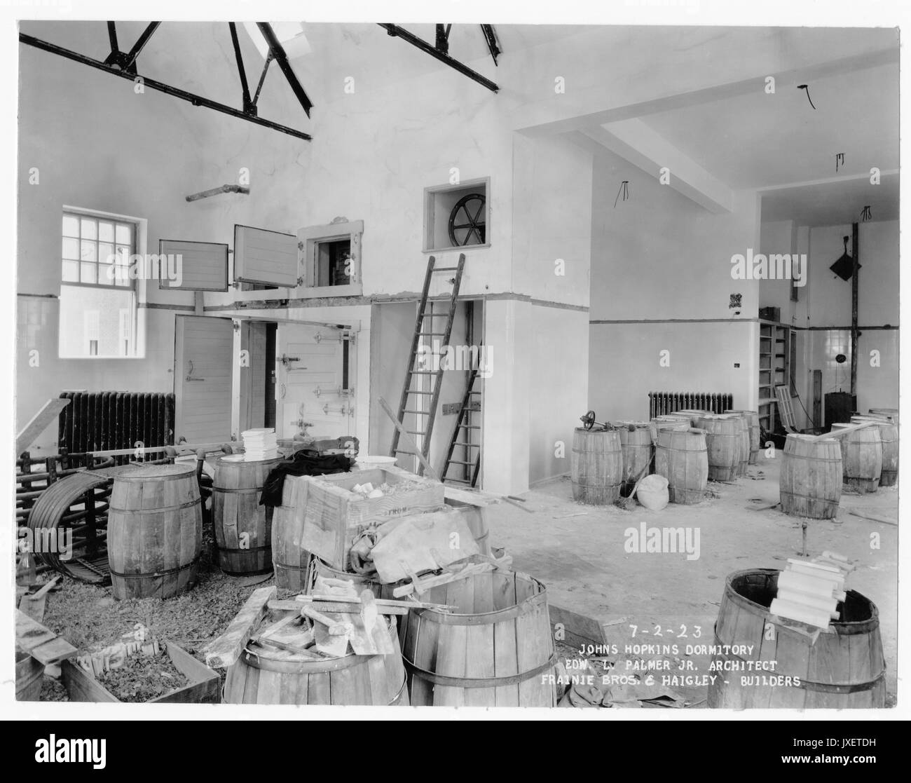 Alumni Memorial Residences interno di AMR, probabilmente di cucina, fusti e materiali da costruzione riempire la camera, 1923. Foto Stock