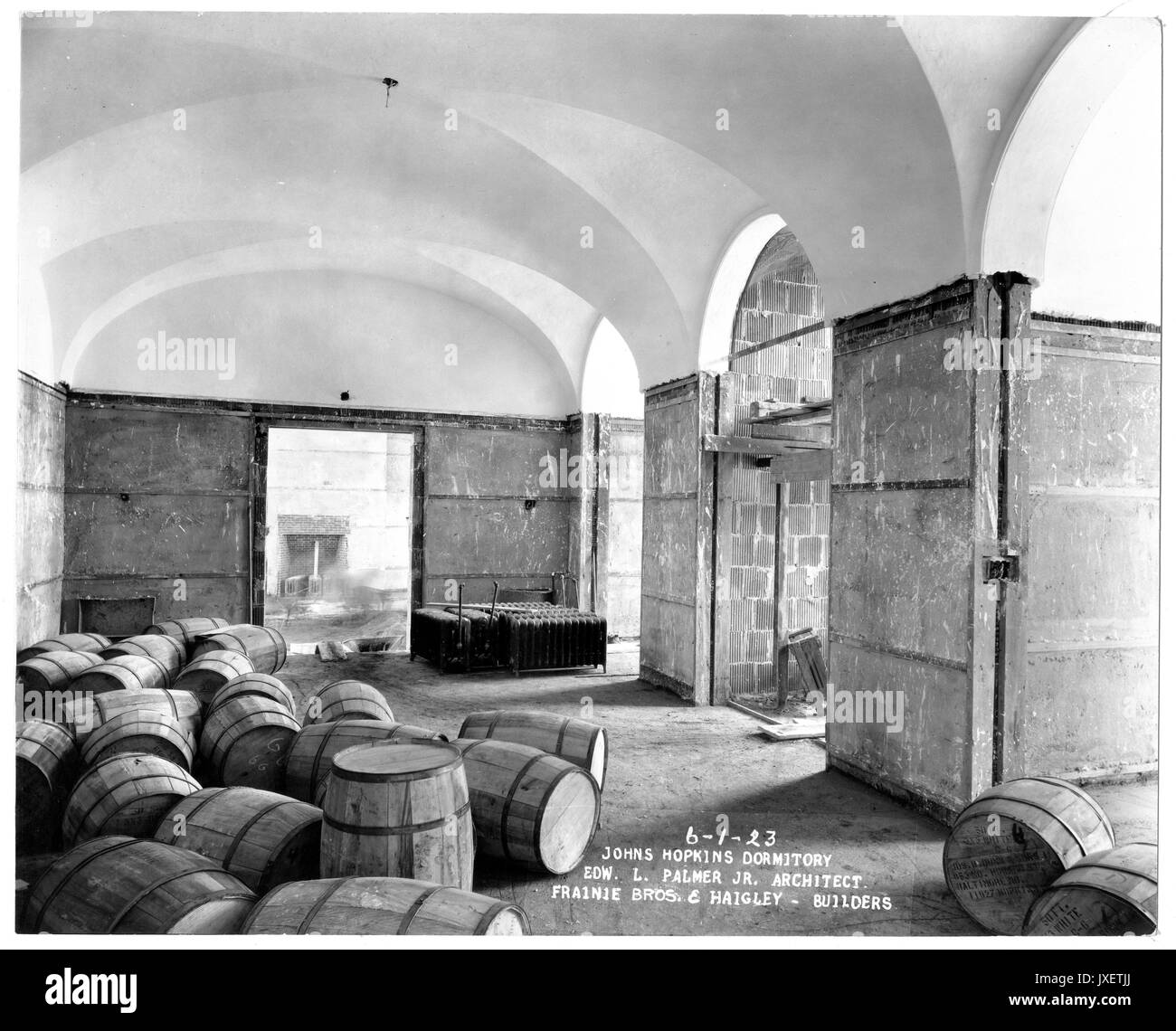 Alumni Memorial Residences Interior shot di AMR, più probabile del seminterrato o al primo piano, camera sembra essere un arcade, i barili sono sul pavimento e radiatiors sono accantonati da una parete, 1923. Foto Stock
