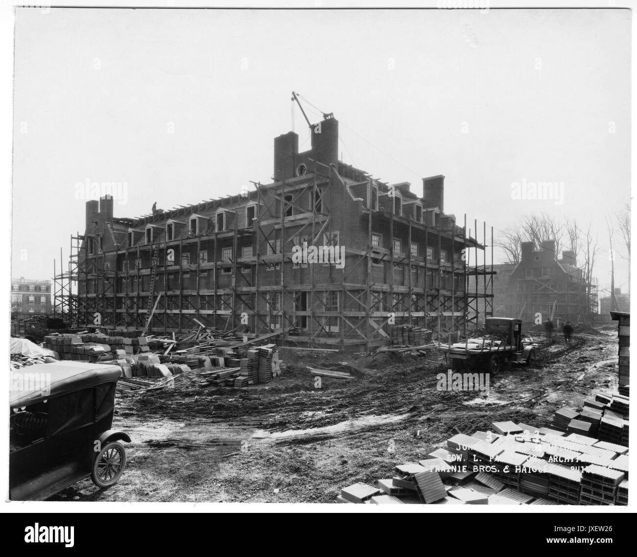 Alumni Memorial Residences guardando a sud-est, Vintage di camion e auto sul sito, Pile di materiale da costruzione, 1923. Foto Stock