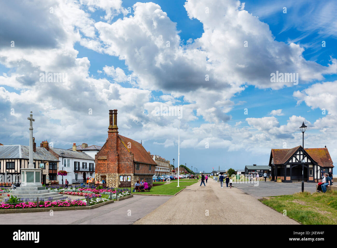 La passeggiata sul lungomare con il discutibile Hall a sinistra, Aldeburgh, Suffolk, Inghilterra, Regno Unito Foto Stock