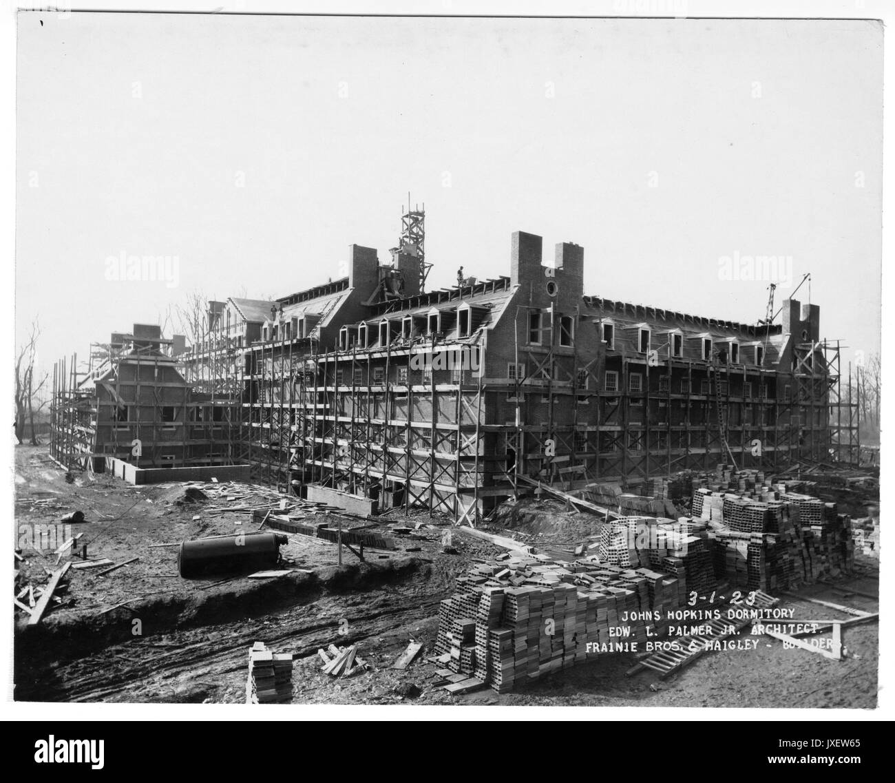 Alumni Memorial Residences altra vista del AMR, impalcature attorno all edificio, e materiali di costruzione dappertutto, un uomo sta lavorando sulla cima di uno dei rooflines, e altri sono in cima alla abbaini, 1923. Foto Stock