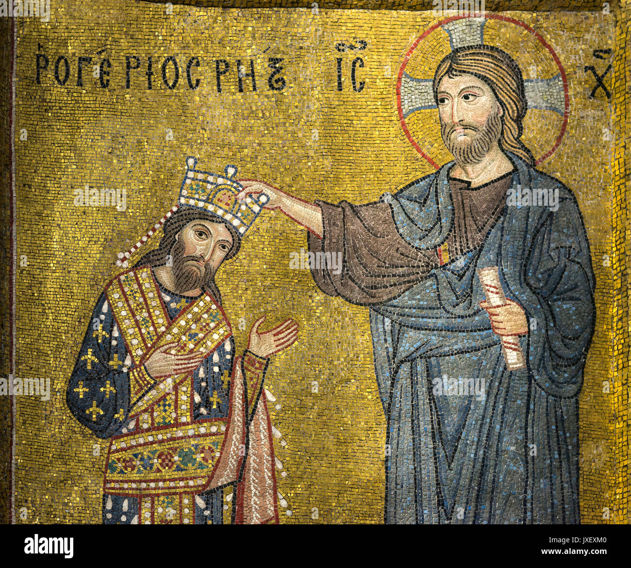 Xii secolo pannello a mosaico raffigurante il re Ruggero II incoronato da Cristo con la Chiesa la Martorana in Piazza Bellini, Palermo. Foto Stock