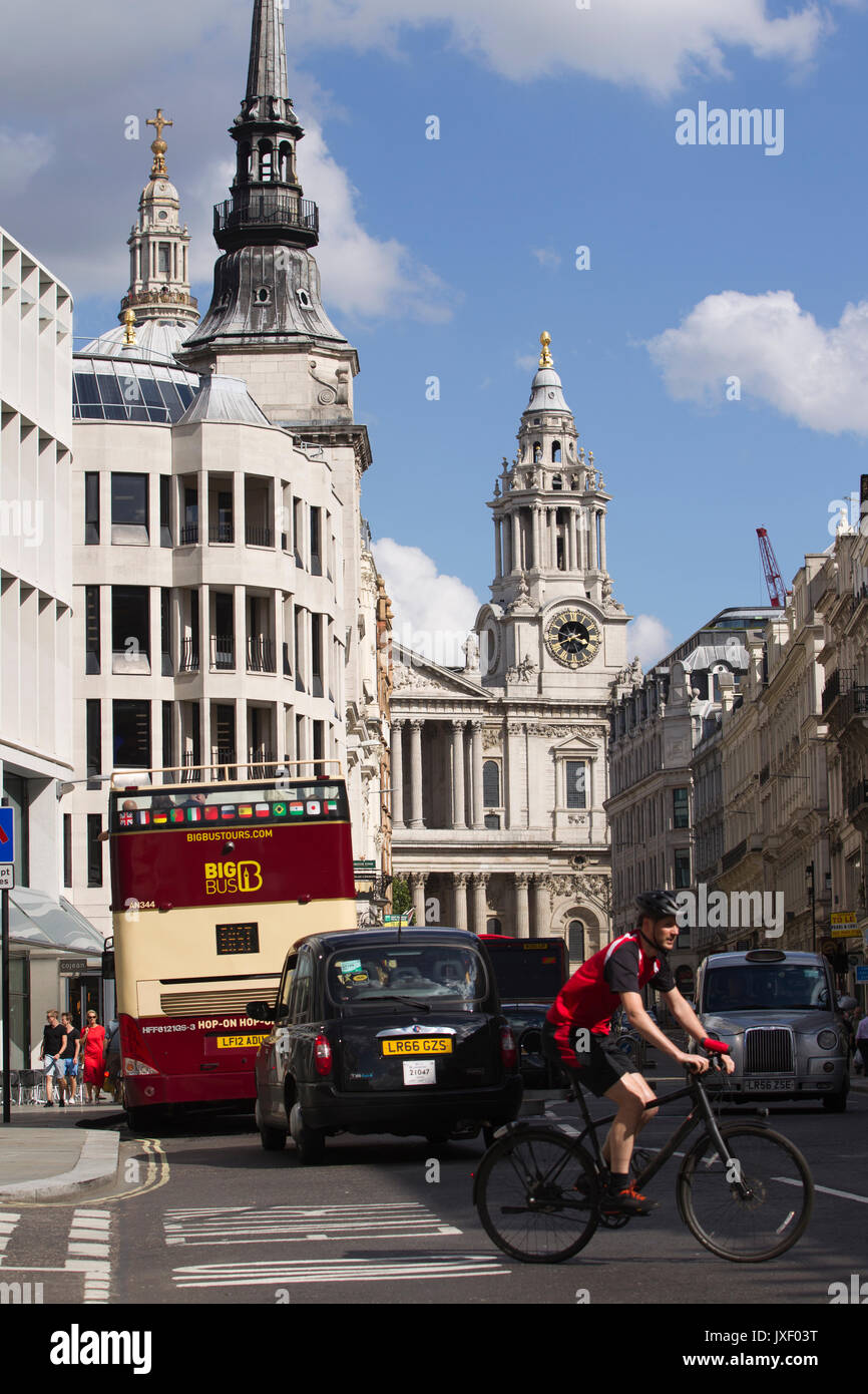 Le guglie della cattedrale di St Paul torre sopra gli edifici su Ludgate Hill, City of London, England, Regno Unito Foto Stock