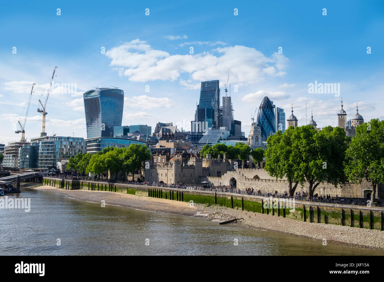 City of London financial district dal fiume Tamigi, mostrando recenti aggiunte all'orizzonte di Londra. Foto Stock
