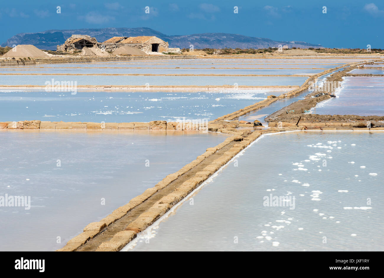 Saline con sale essendo prodotta mediante evaporazione di acqua di mare Culcasi, a sud di Trapani, sulla costa occidentale della Sicilia, Italia. Foto Stock