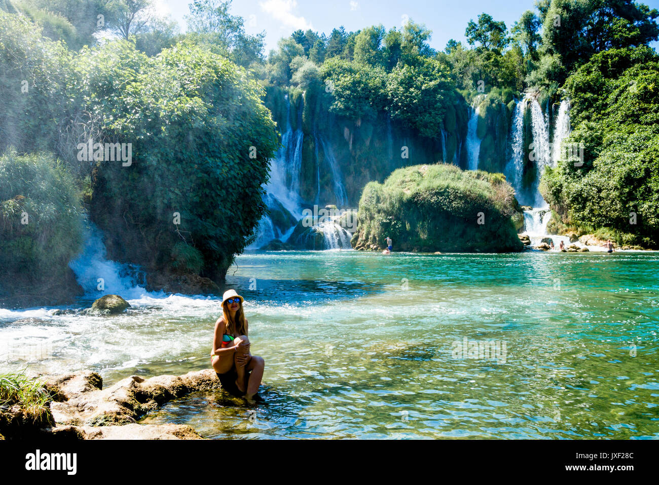 Ragazza nei pressi di cascate di Kravice Bosnia Foto Stock