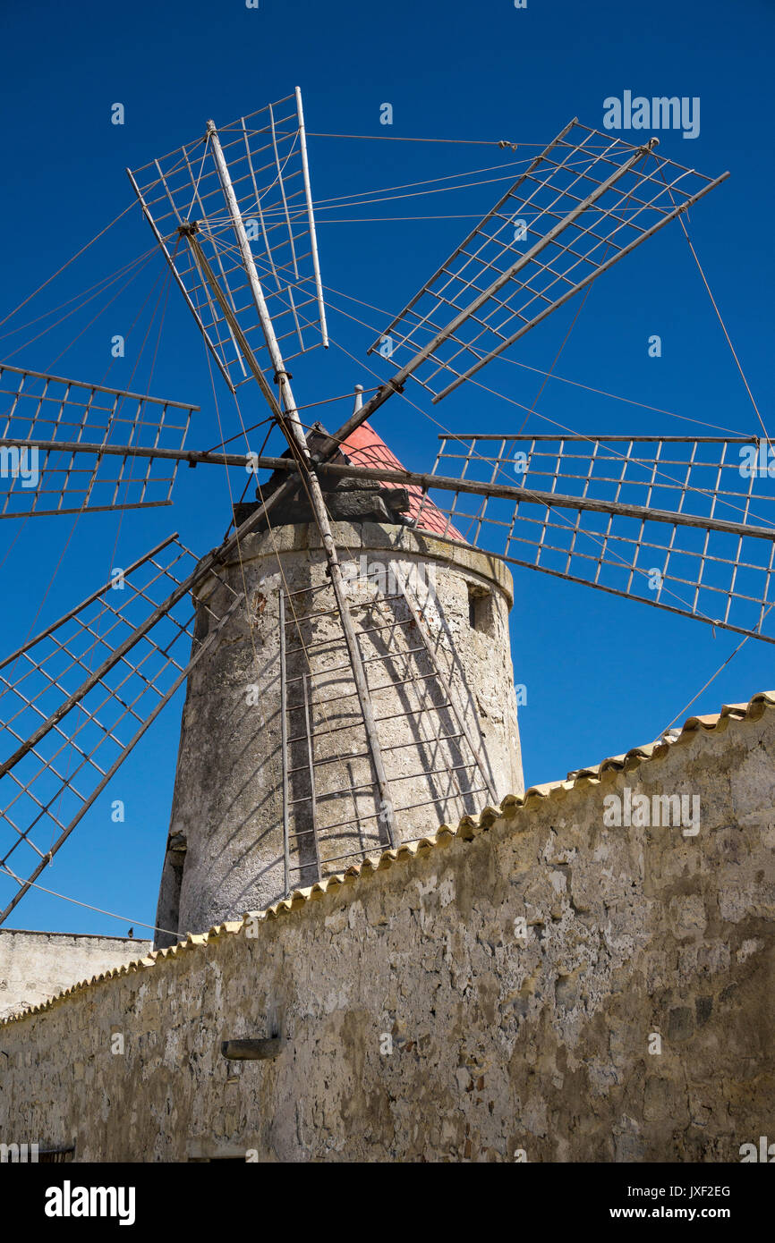 Mulino a vento presso il museo del sale, vicino a Nubia, a sud di Trapani, sulla costa occidentale della Sicilia, Italia. Foto Stock