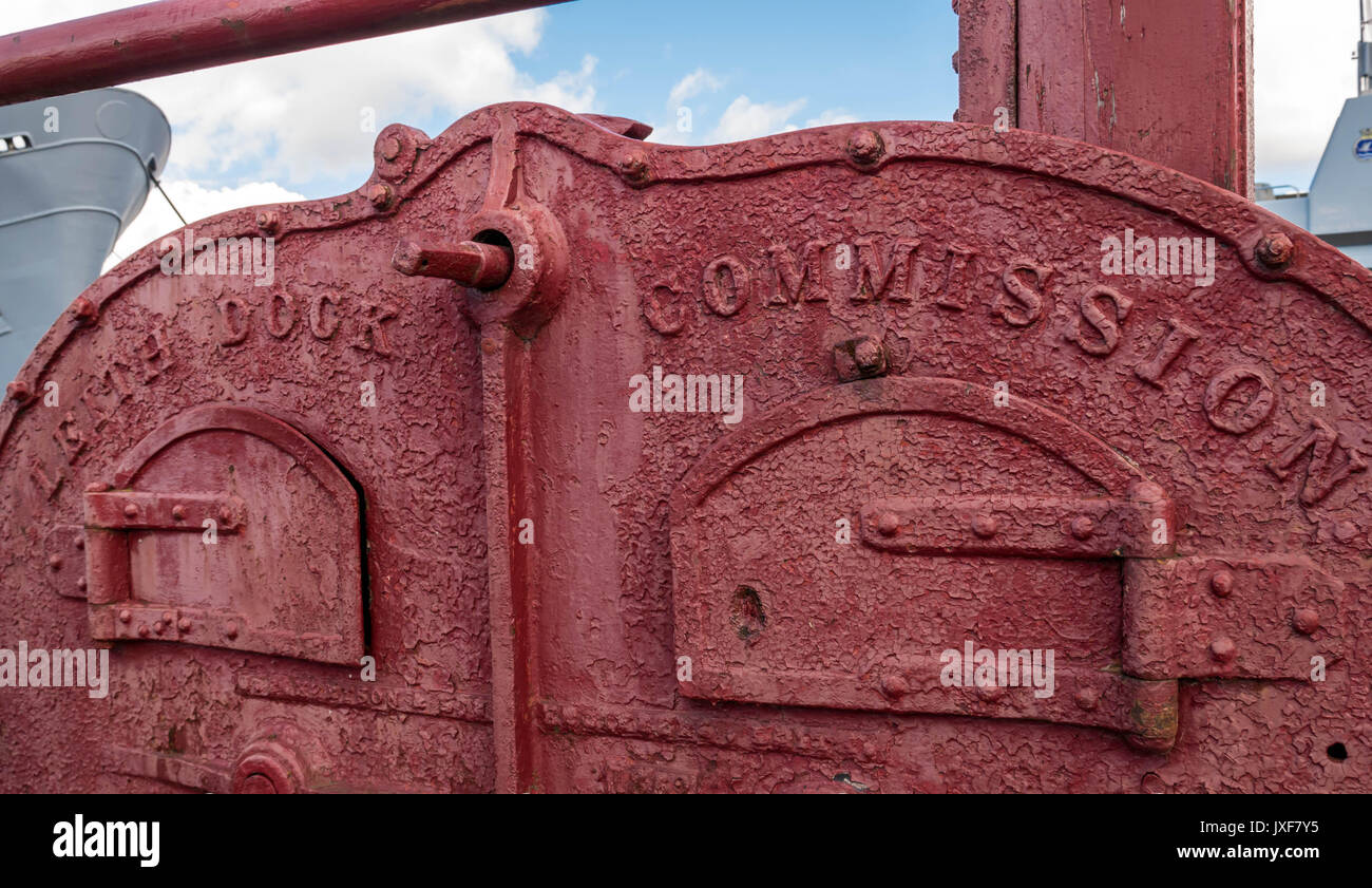 Close up industriale marittimo reliquia graving dock meccanismo gate box, Principe di Galles dock, Leith Harbour, Edimburgo, Scozia, Regno Unito Foto Stock