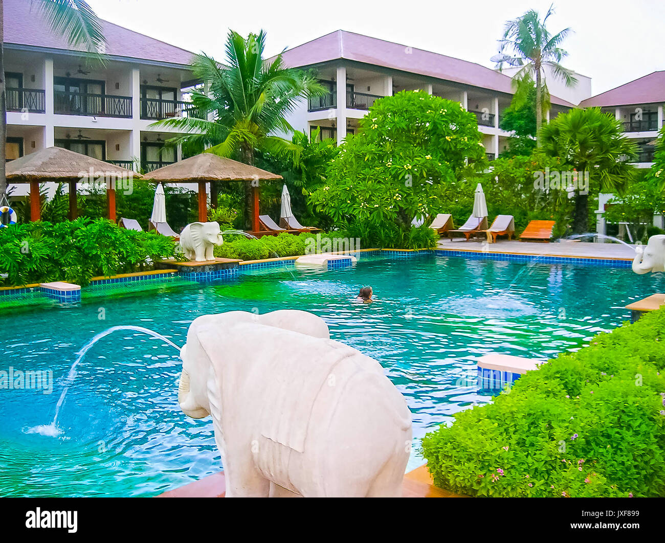 Koh Samui, Thailandia - Giugno 23, 2008: Case, sedia a sdraio e bella piscina con Palm tree al Anantara Bophut Resort Spa Foto Stock