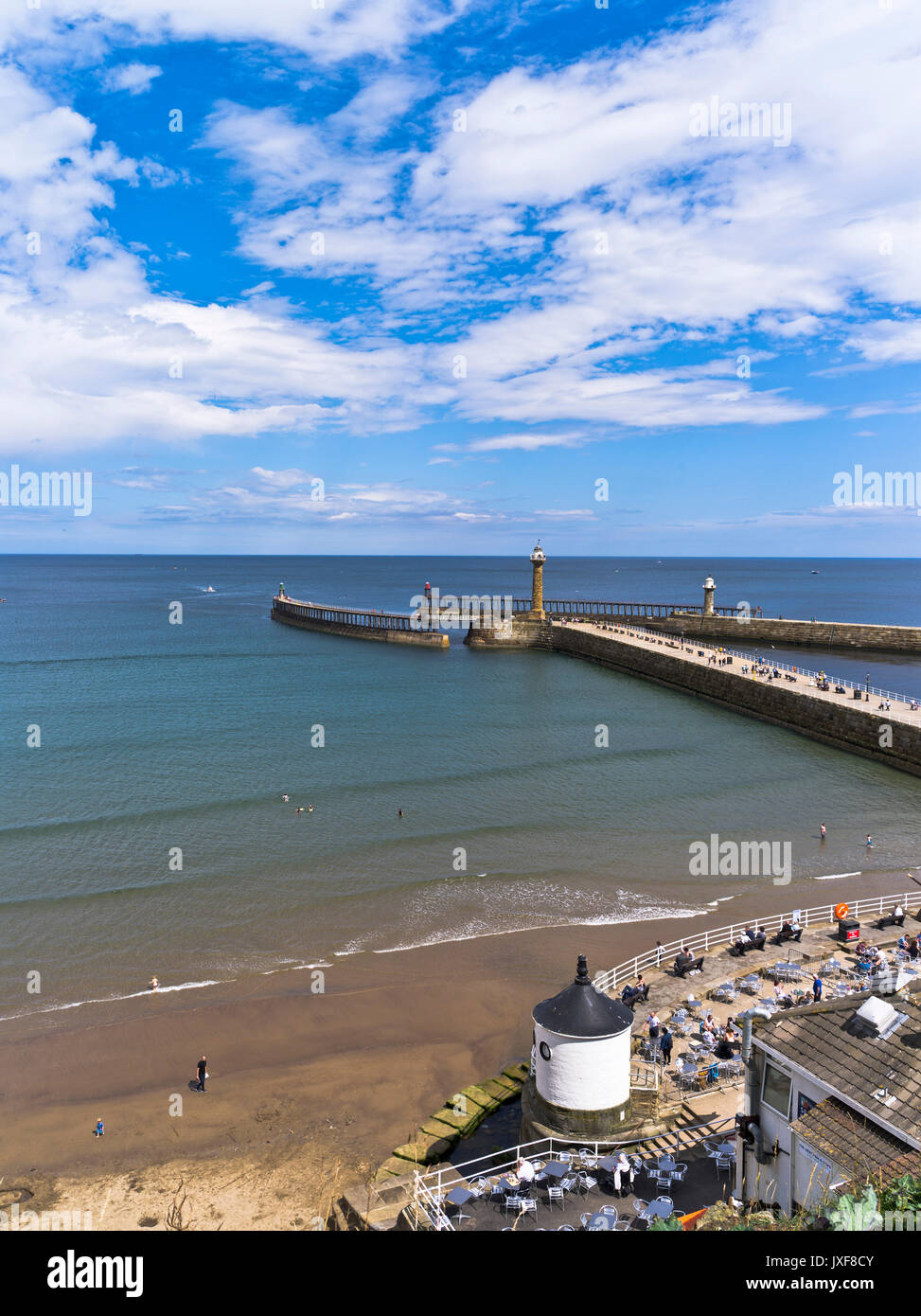 Dh Whitby pier WHITBY North Yorkshire Whitby molo del porto spiaggia mare uk resort spiagge mare vacanze Foto Stock