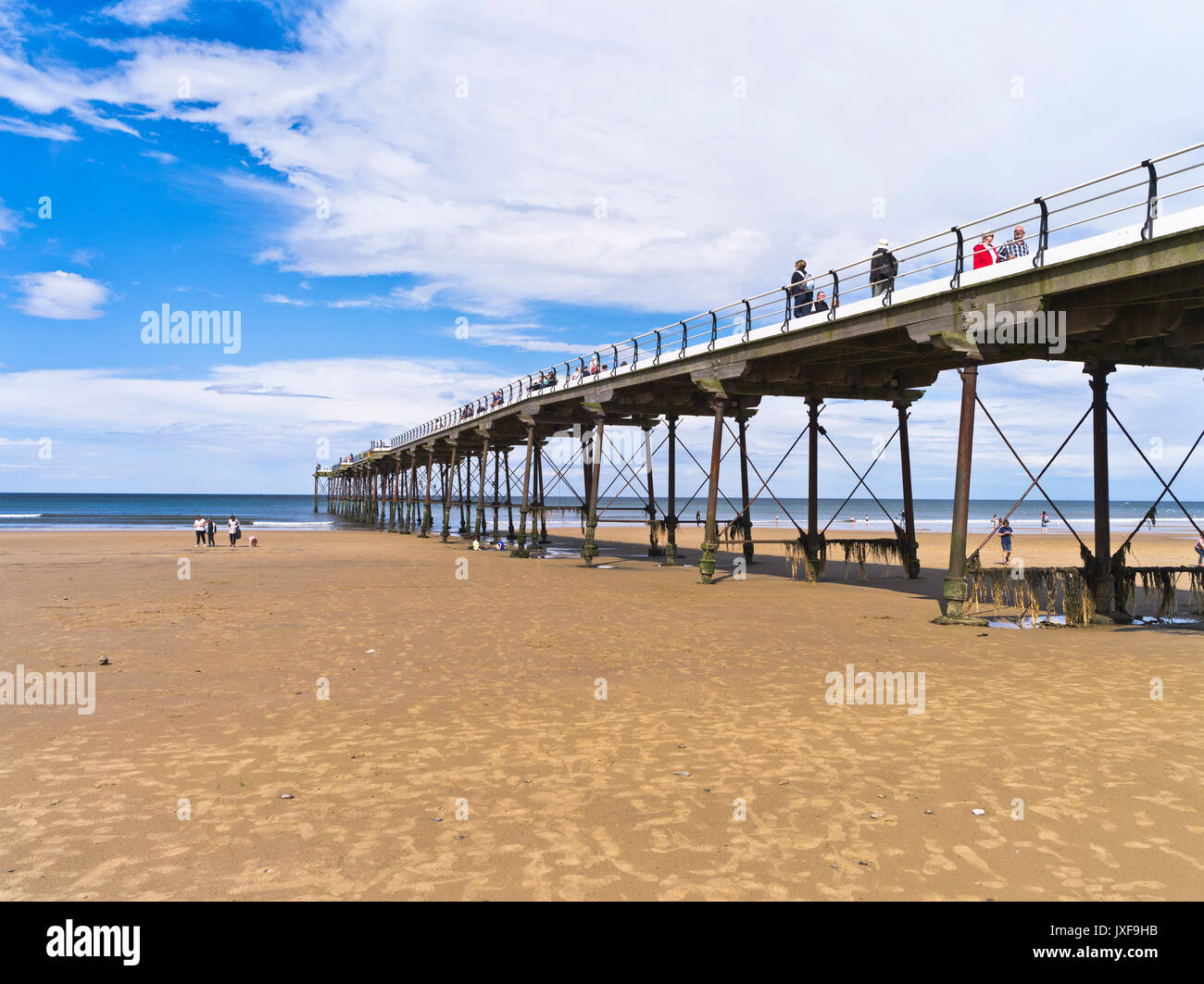 Dh Saltburn pier SALTBURN DAL MARE CLEVELAND molo vittoriano Saltburn gente camminare sul mare del Regno Unito Inghilterra del nord Foto Stock