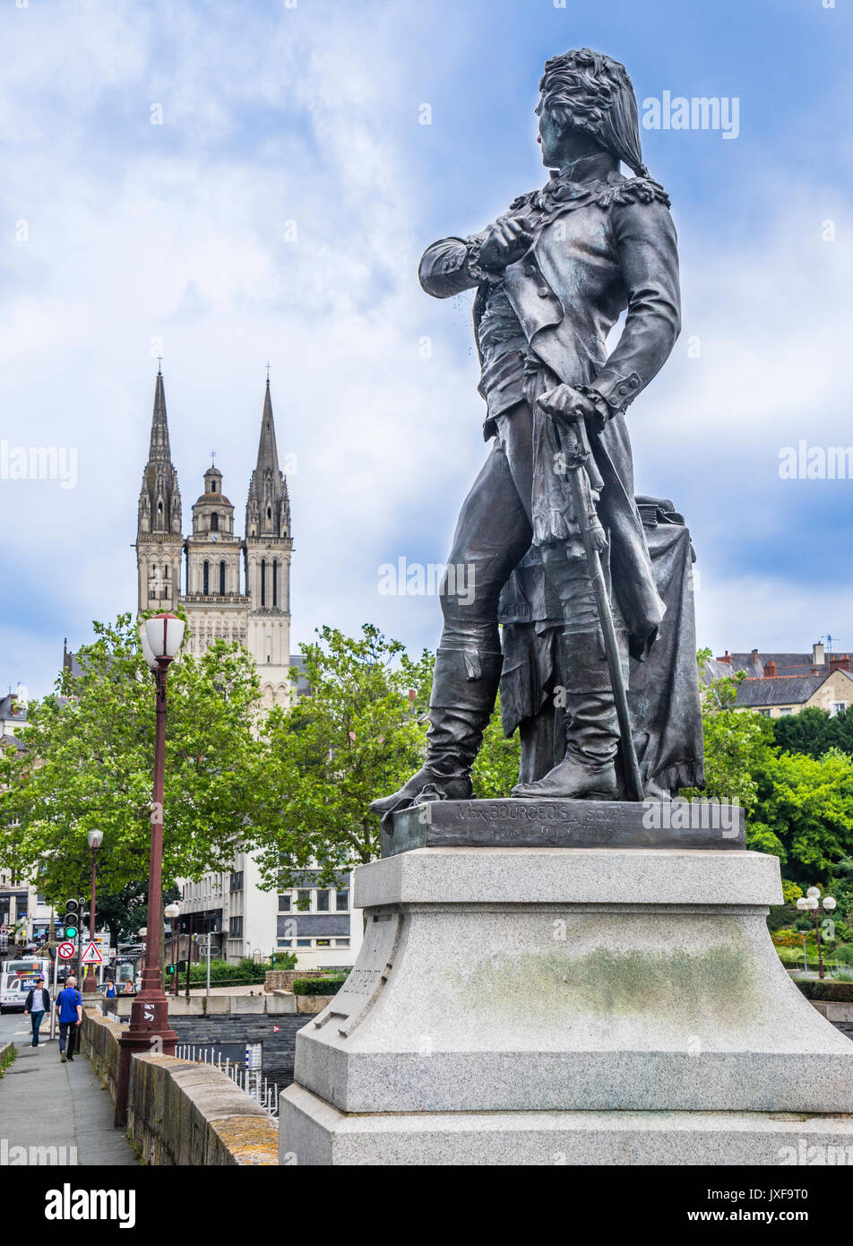 Francia Pays de la Loire, Angers, statua del XVIII secolo francese eroe di guerra Nicolas-Joseph Beaurepaire sul Pont de Verdun, sullo sfondo la guglia Foto Stock
