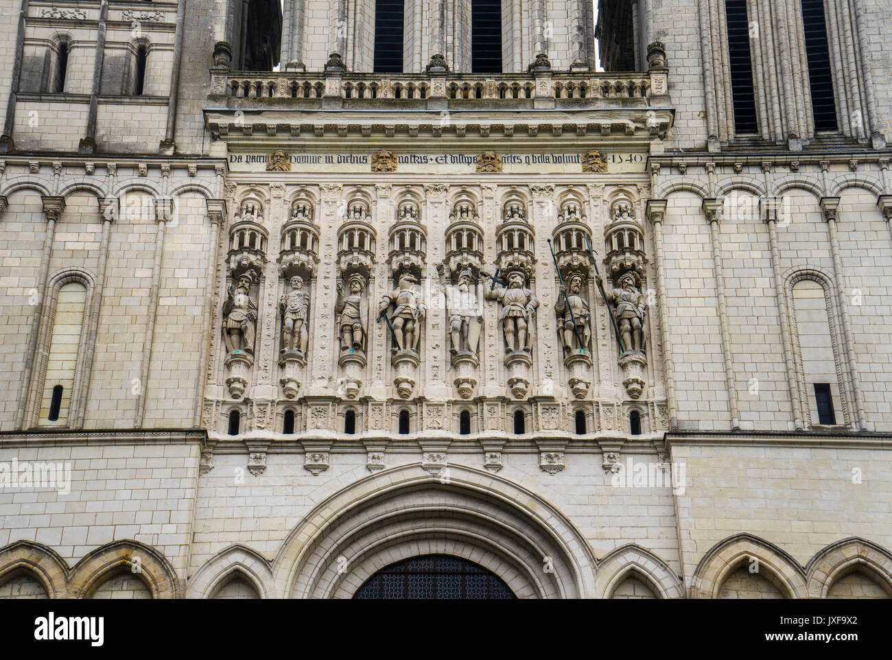 Francia Pays de la Loire, Angers, galleria dei cavalieri in stile romanico e la facciata in stile gotico della cattedrale di Angers Foto Stock