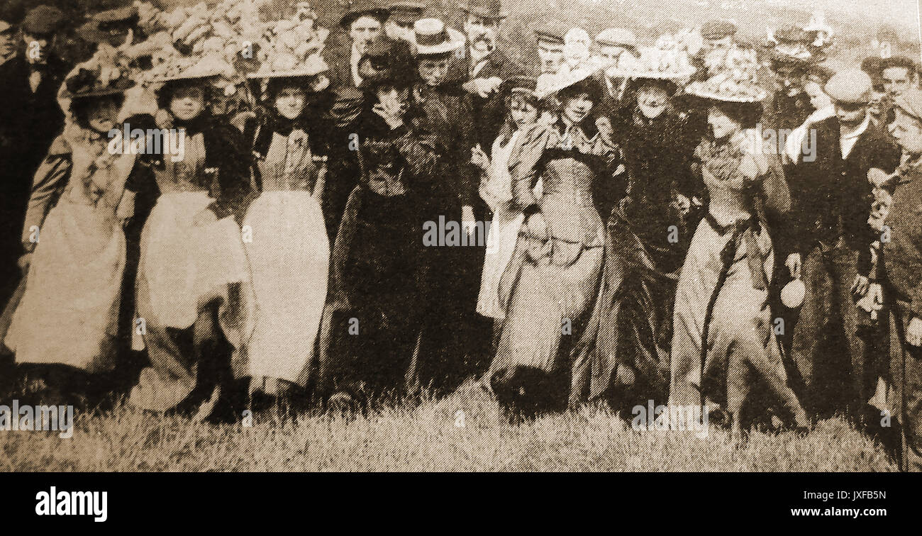 Le donne che celebra in un Bank Holiday fiera che si tiene a Hampstead Heath, Londra happyCirca 1900 Foto Stock
