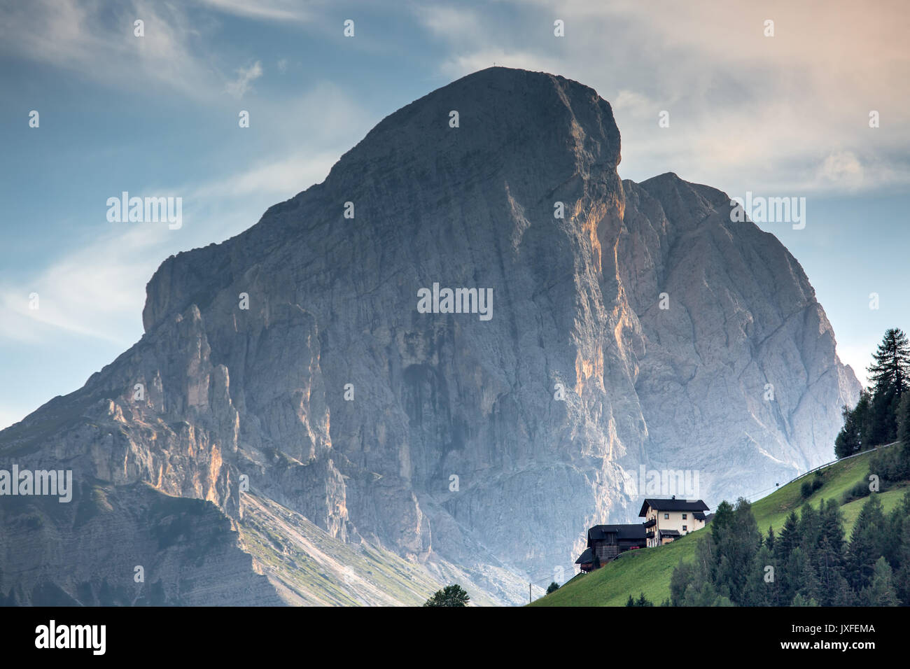 Il Sass de Putia (ladino: Sas de Pütia, italiano: il Sass de Putia) è una montagna delle Dolomiti in Alto Adige, Italia. Una montagna solitaria, sorge essere Foto Stock