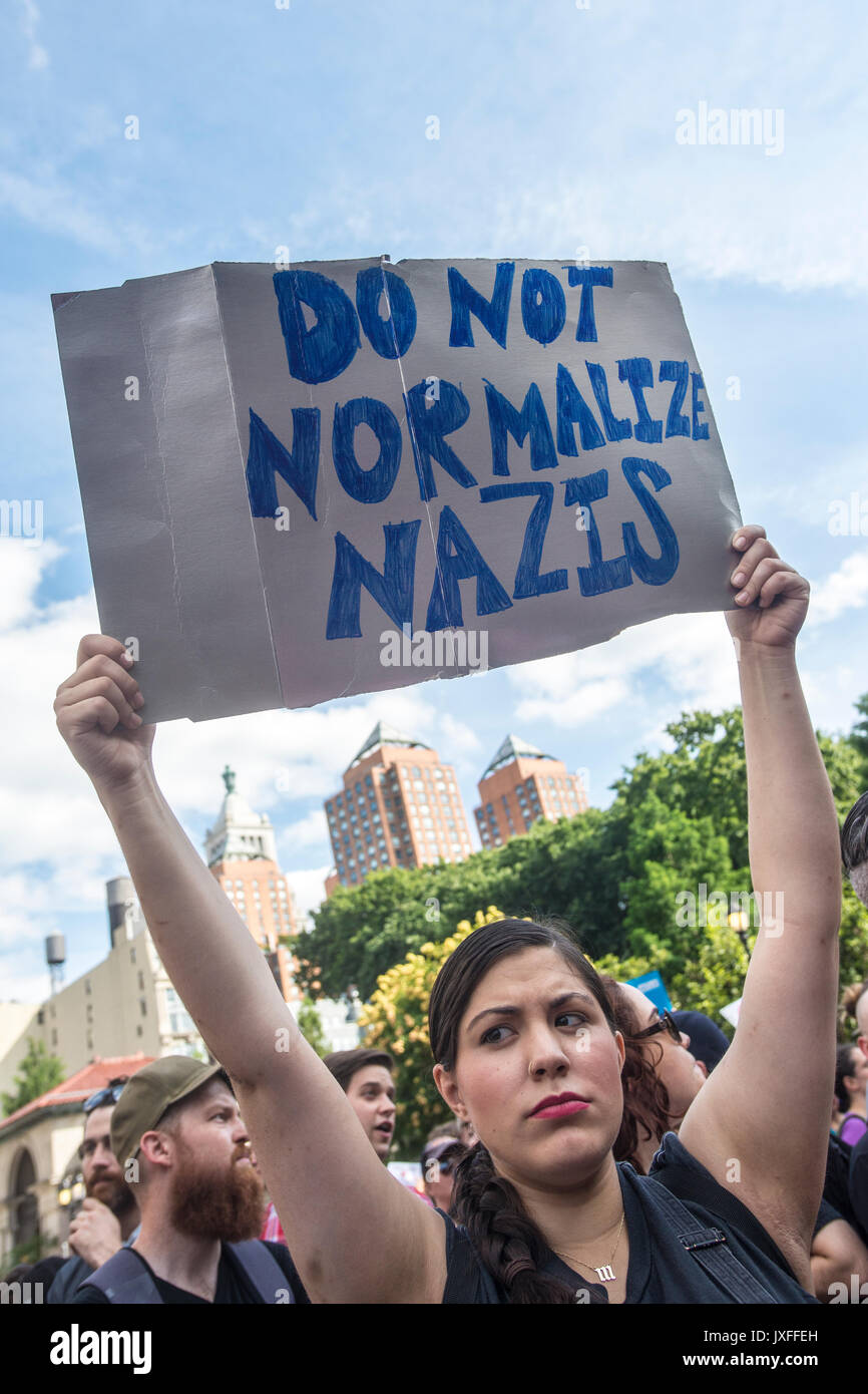 New York, NY, STATI UNITI D'AMERICA - I Newyorkesi riuniti in Union Square a riposo in solidarietà con il popolo di Charlottesville, VA, condannare la alt destro, il fascismo, il nazionalismo e il presidente Donald Trump. La folla gli attivisti incluso dal socialismo democratico, nero vive la materia, la ACLU e altri gruppi. ©Stacy Rosenstock Walsh/Alamy Foto Stock