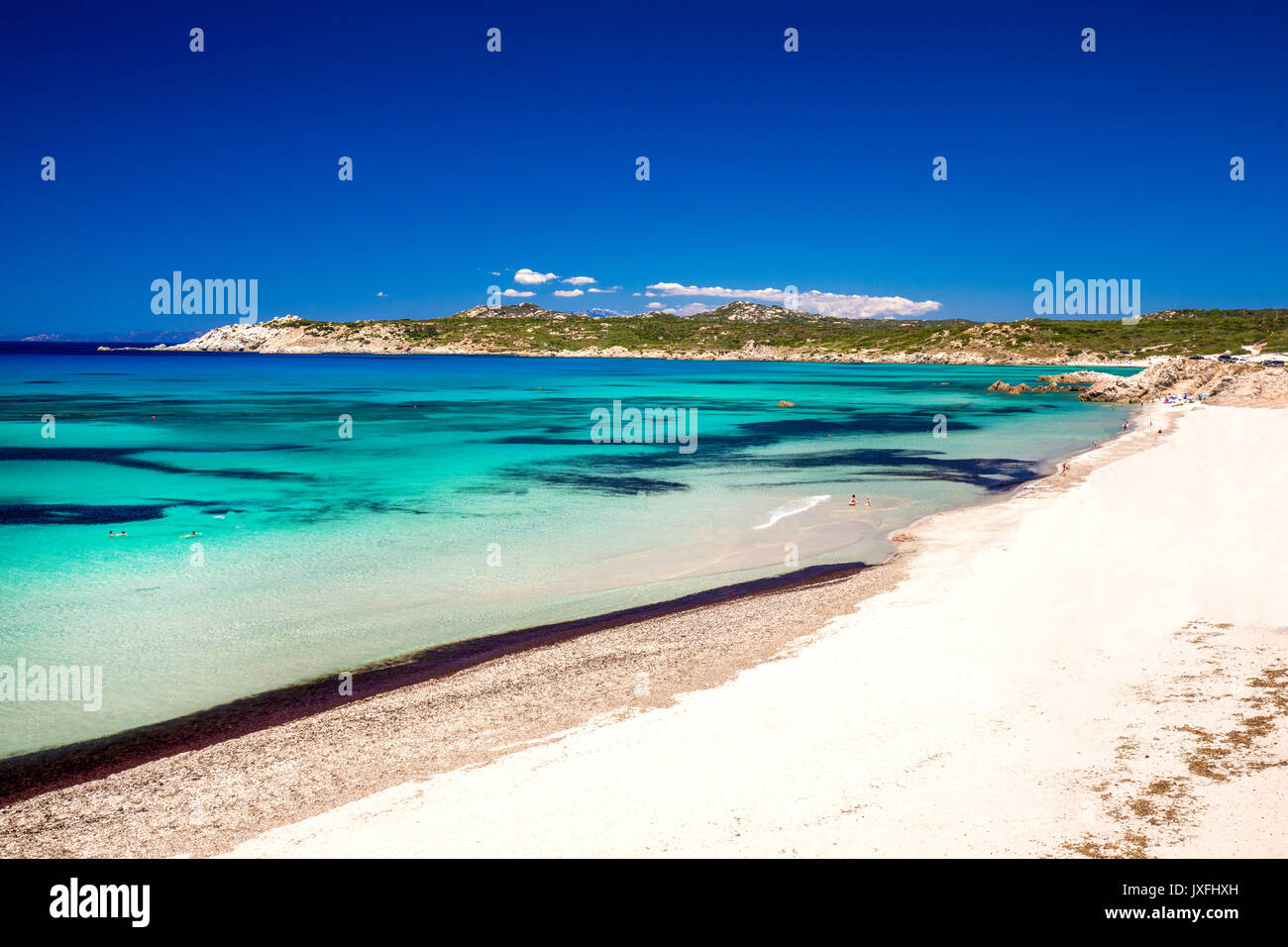 Spiaggia di Rena Majore beach con azure acqua limpida e montagne, Rena Majore, Sardegna, Italia. Foto Stock