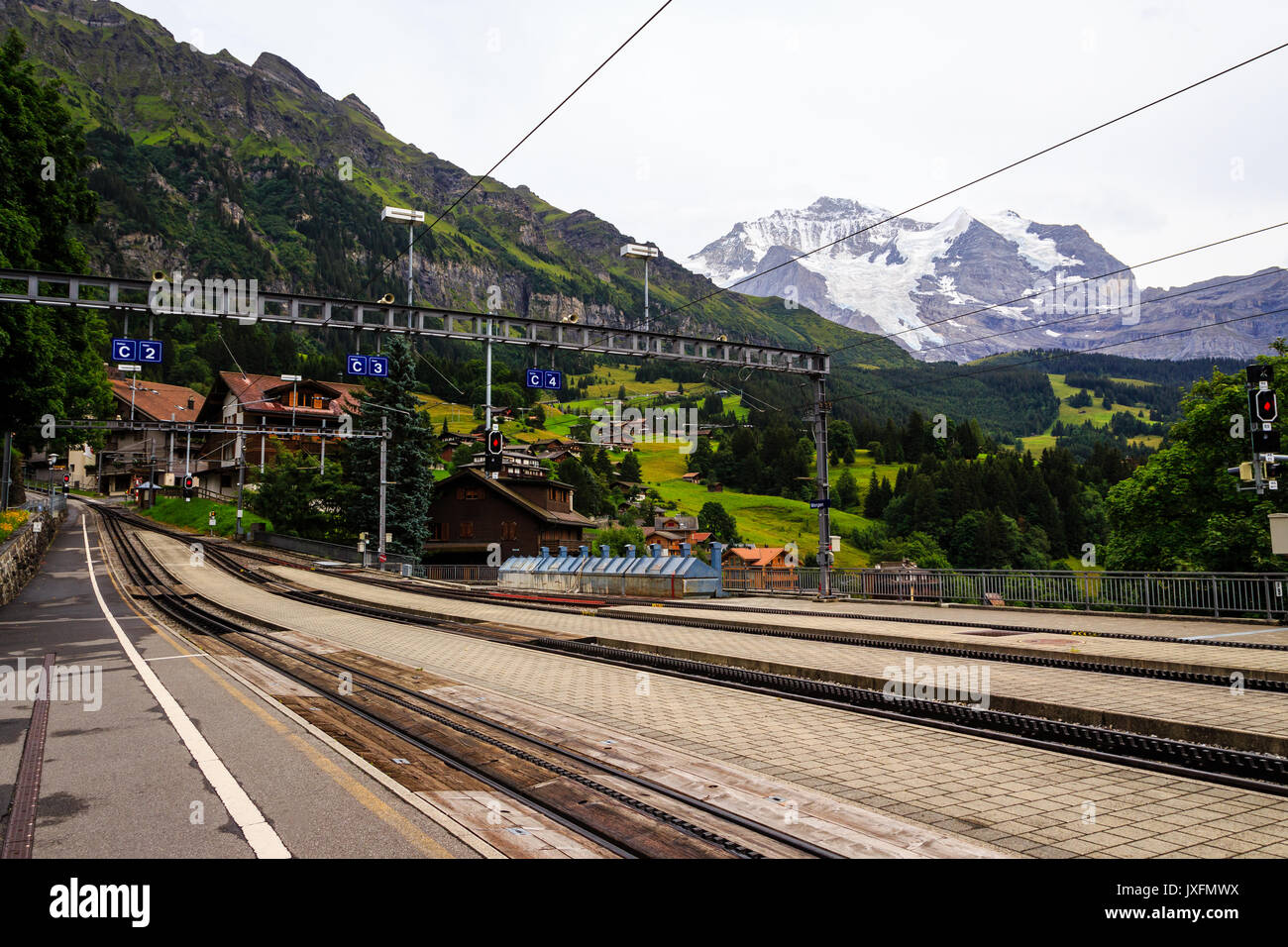 Wengernalpbahn stazione ferroviaria in auto villaggio libera Wengen con la montagna Jungfrau in background. Wengen, Oberland bernese, Svizzera Foto Stock