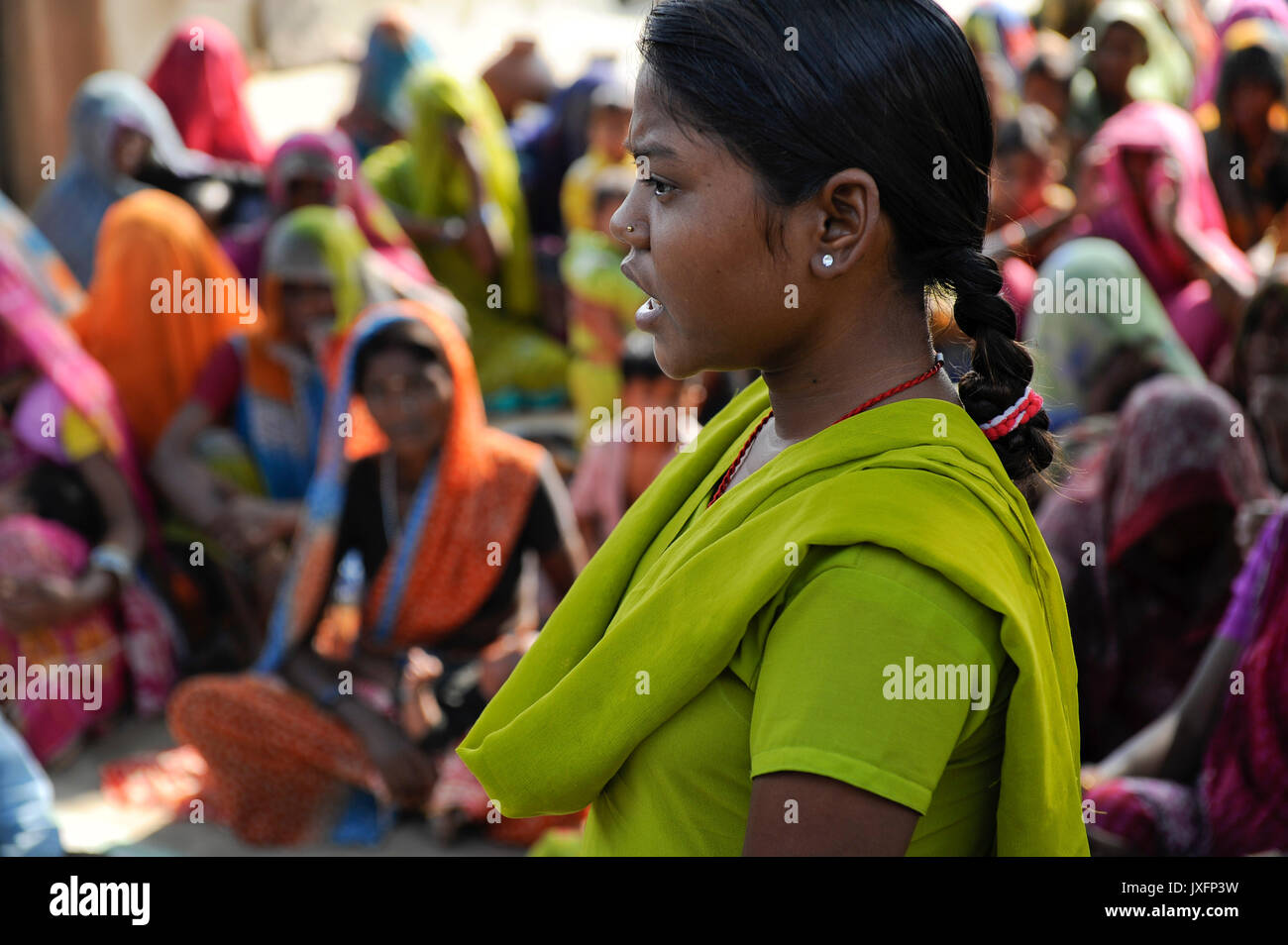 INDIA Uttar Pradesh , donne dalit in villaggio in Bundelkhand su un incontro / INDIEN Uttar Pradesh, Frauen unterer Kasten und kastenlose Frauen, dalit, in Doerfern in Bundelkhand auf einer Versammlung Foto Stock