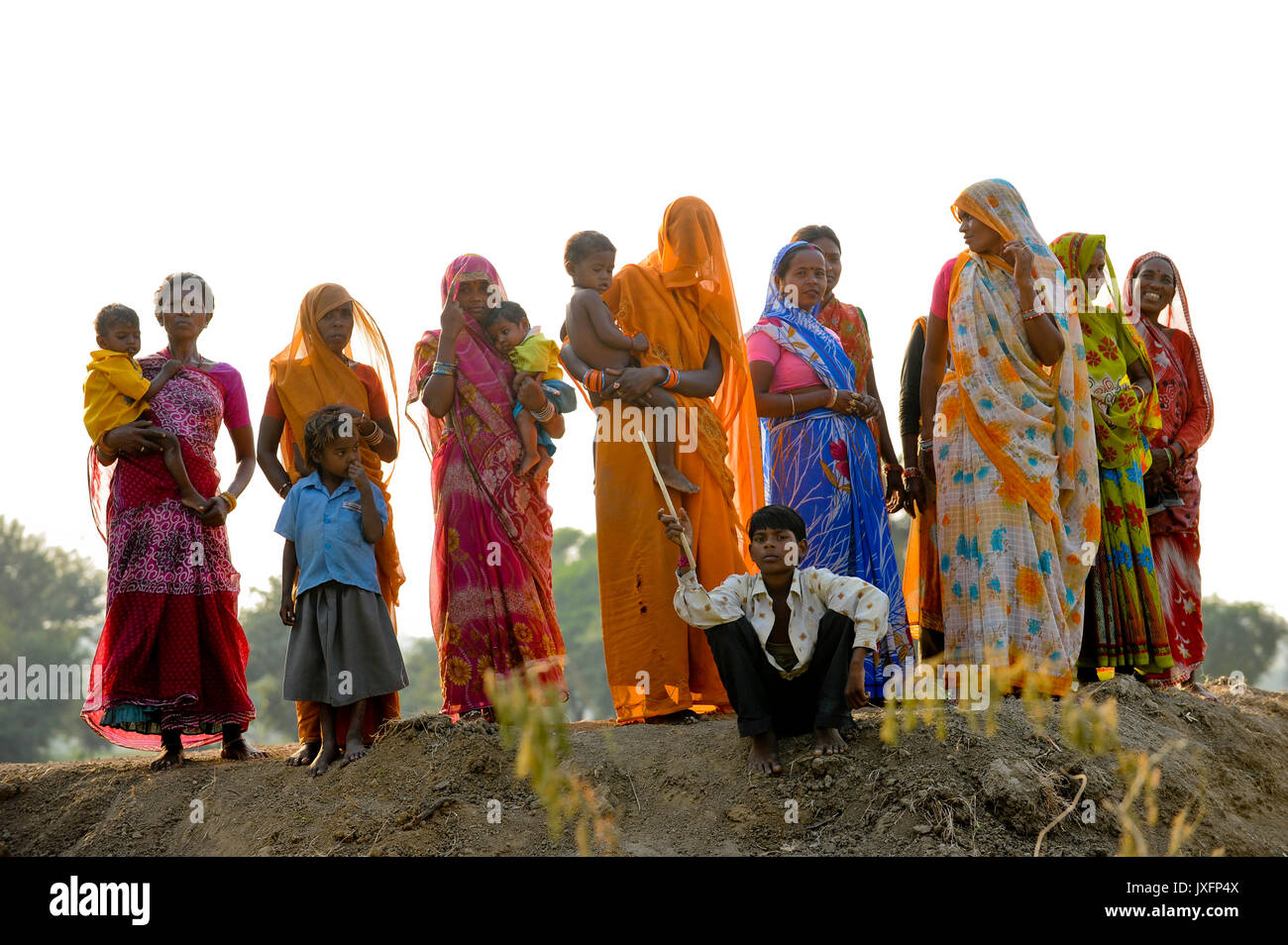 INDIA Uttar Pradesh , donne dalit in villaggio in Bundelkhand su un incontro / INDIEN Uttar Pradesh, Frauen unterer Kasten und kastenlose Frauen, dalit, in Doerfern in Bundelkhand auf einer Versammlung Foto Stock