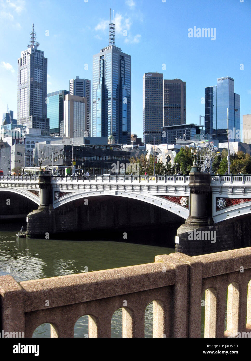 Una vista di Melbourne il centro città e il fiume Yarra dalla Southbank nella parte sud-orientale dell'Australia. Foto Stock