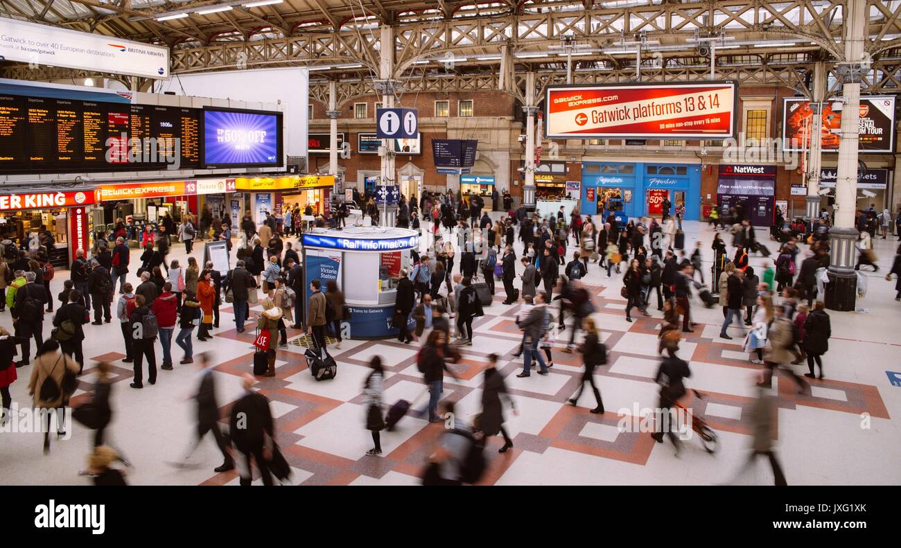 Occupata la stazione di Victoria a Londra in Inghilterra Foto Stock