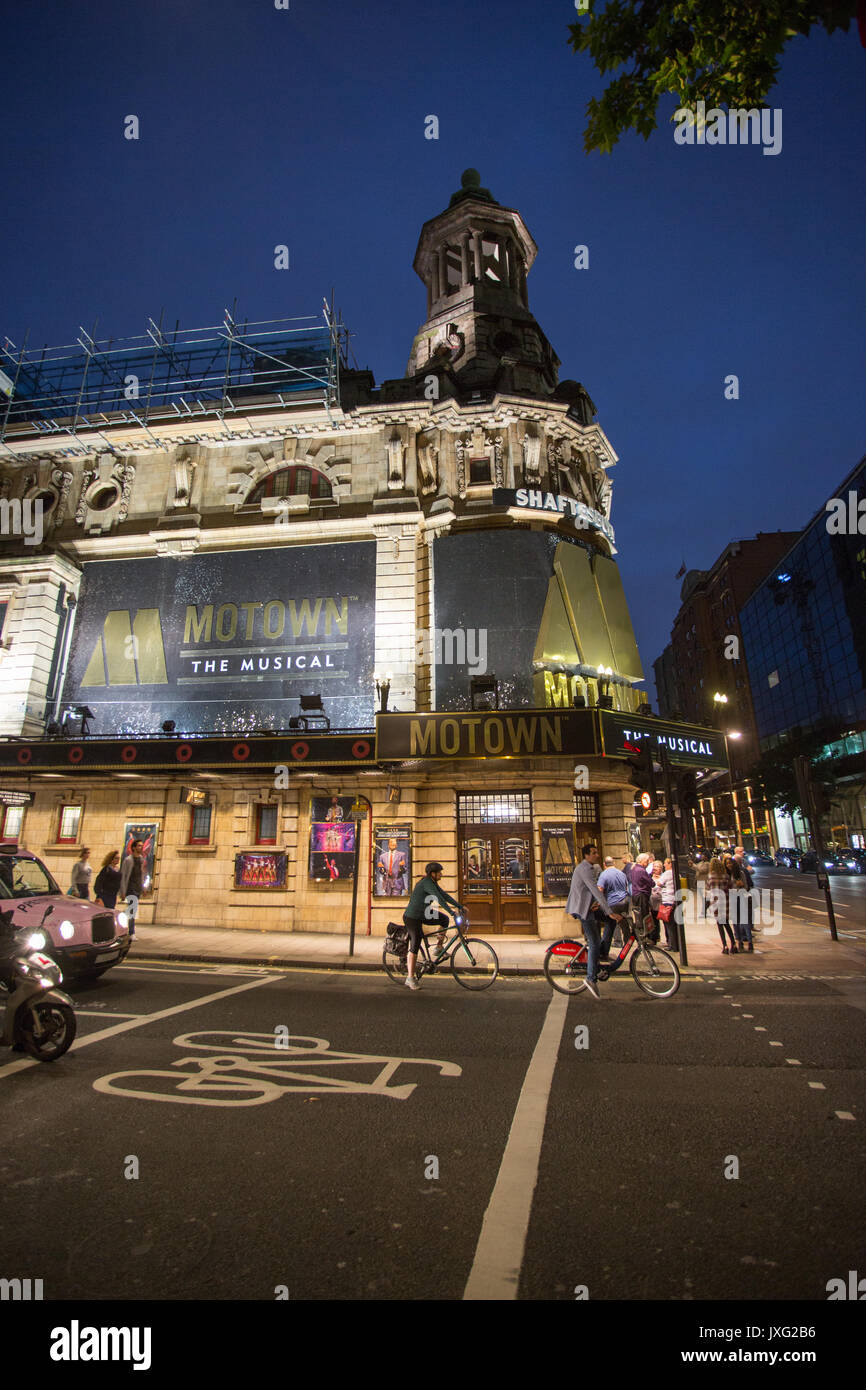 Shaftesbury Theatre con i loro show Motown (2017) con l'illuminazione su Shaftesbury Avenue, London, Regno Unito in formato verticale. Foto Stock