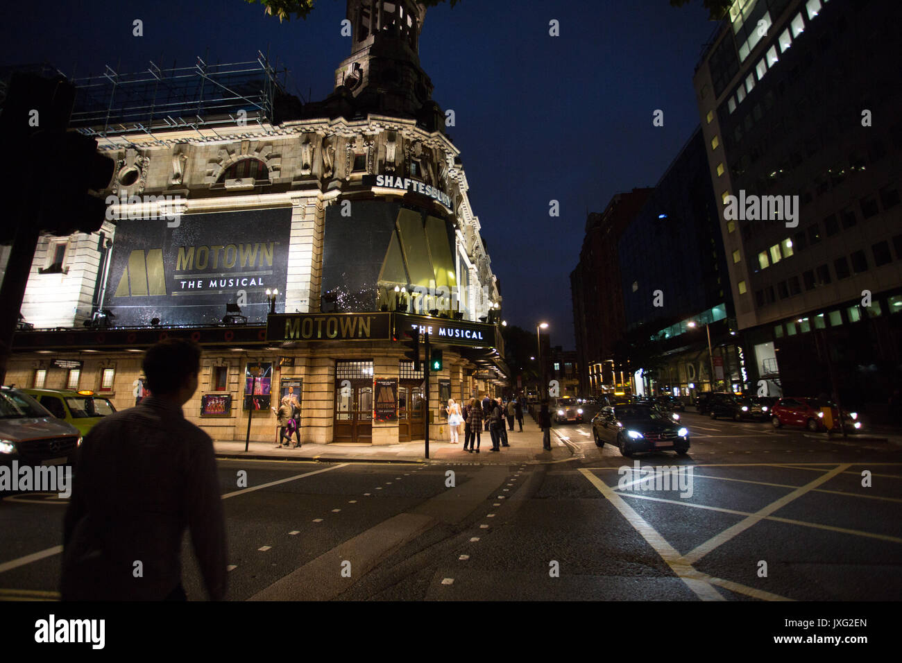 Shaftesbury Theatre con i loro show Motown (2017) con l'illuminazione su Shaftesbury Avenue, London, Regno Unito in formato paesaggio. Foto Stock