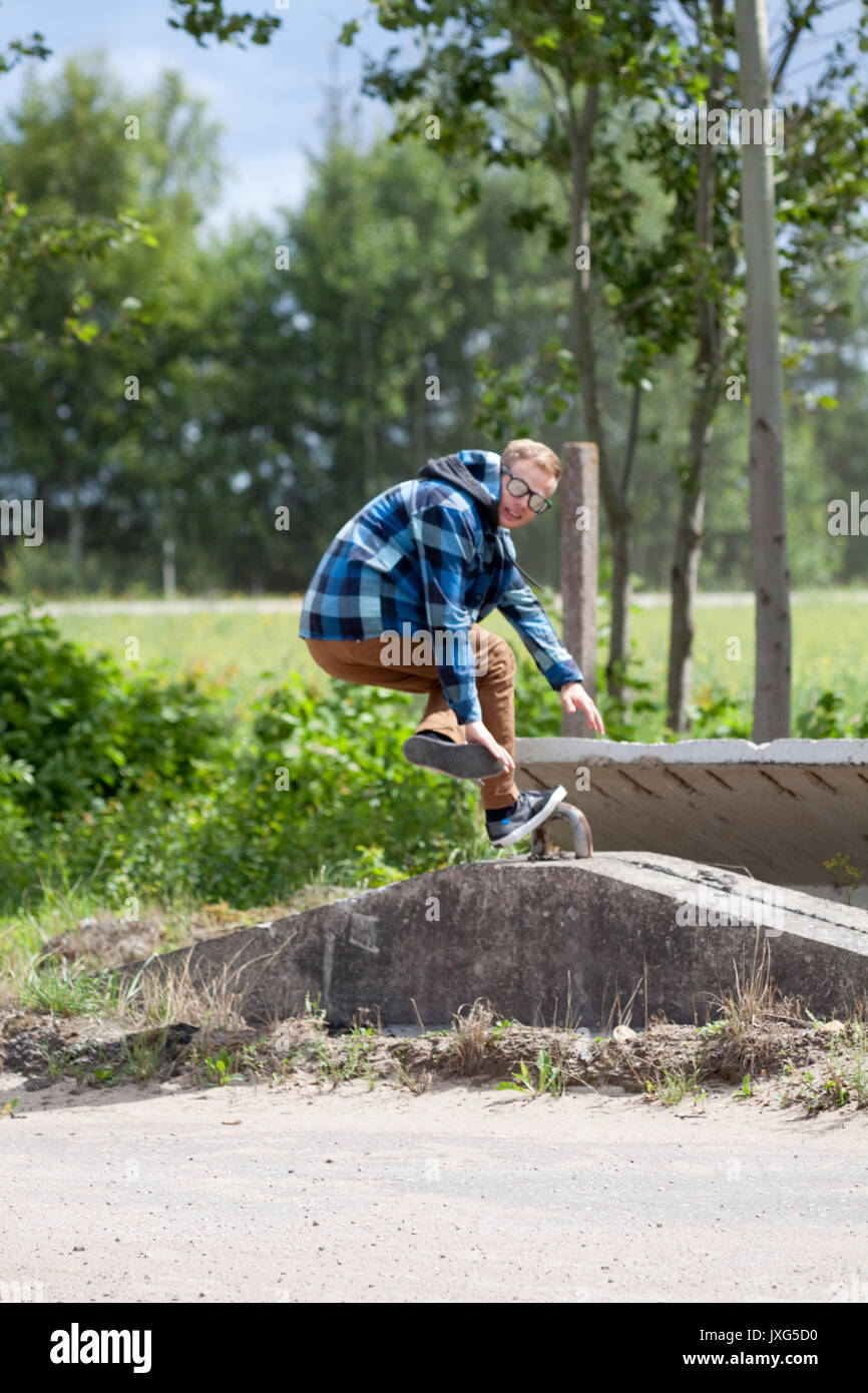 Un uomo (aria) da qualche parte per la corsa su skateboard in Lettonia Foto Stock