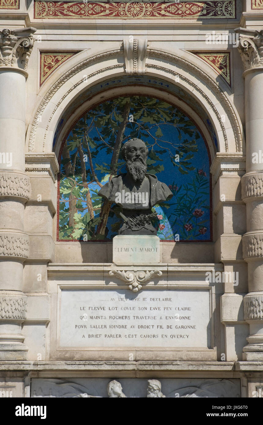 Fontana e il busto dedicato al poeta Clément Marot, Cahors, Francia Foto Stock