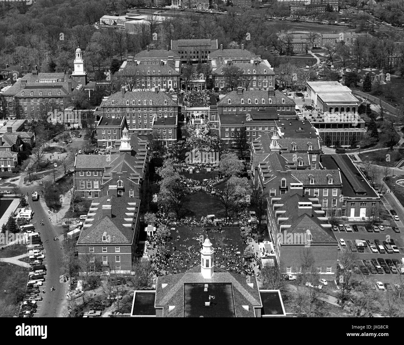 Vedute aeree, Homewood riprese aeree del Homewood campus, prese a nord da Shriver Hall, qualche tipo di festival è ocurring nel campus, come evidenziato da una ruota panoramica Ferris in background, 1970. Foto Stock
