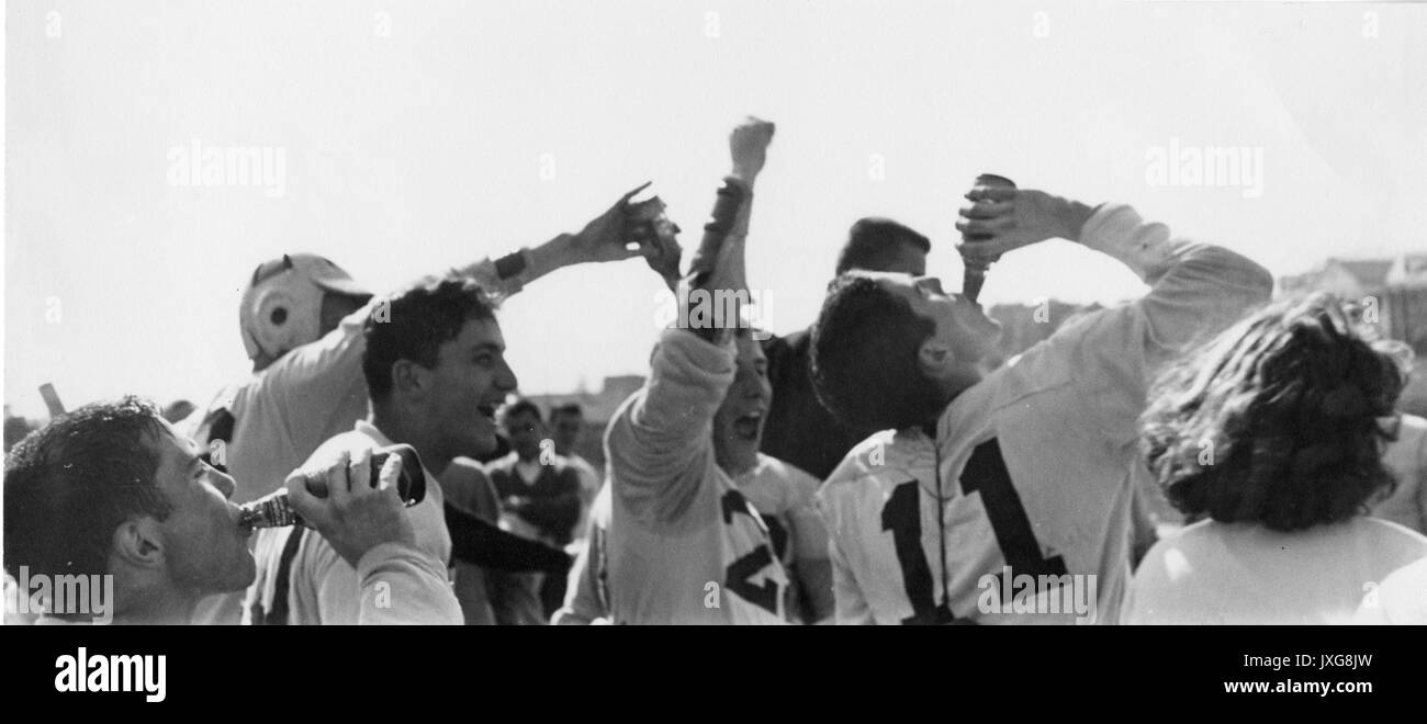 Lacrosse, matricole Candid shot preso delle matricole lacrosse team in seguito alla vittoria contro il Maryland in College Park, 1956. Foto Stock