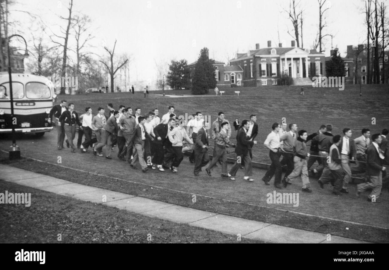 La vita degli studenti, calcio Candid shot di studenti tirando il bus mentre la squadra di calcio è all'interno di essa sono tirando il bus intorno al cerchio di ingresso off Charles Street, Homewood House è in background, 1948. Foto Stock