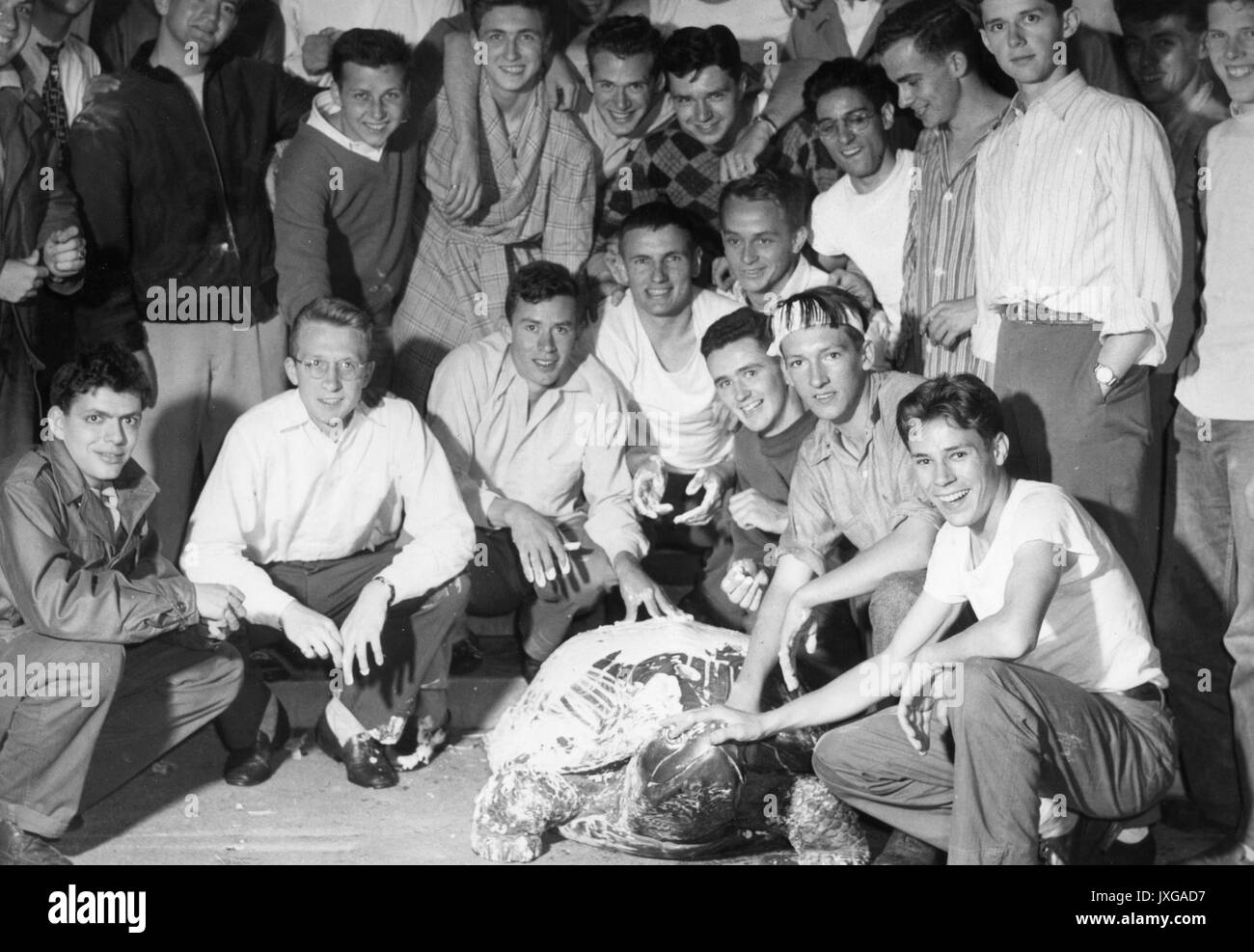 La vita degli studenti, la tartaruga, Maryland Terrapin foto di gruppo di studenti Hopkins, alcuni in pigiama, circostante il just-statua rubata di Testudo, l'Università del Maryland mascotte, 1947. Foto Stock