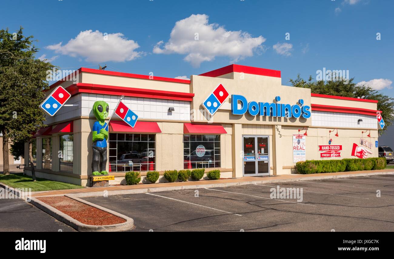 Domino's Pizza fast food con una statua aliena bizzarra a Roswell, New Mexico, USA. Foto Stock