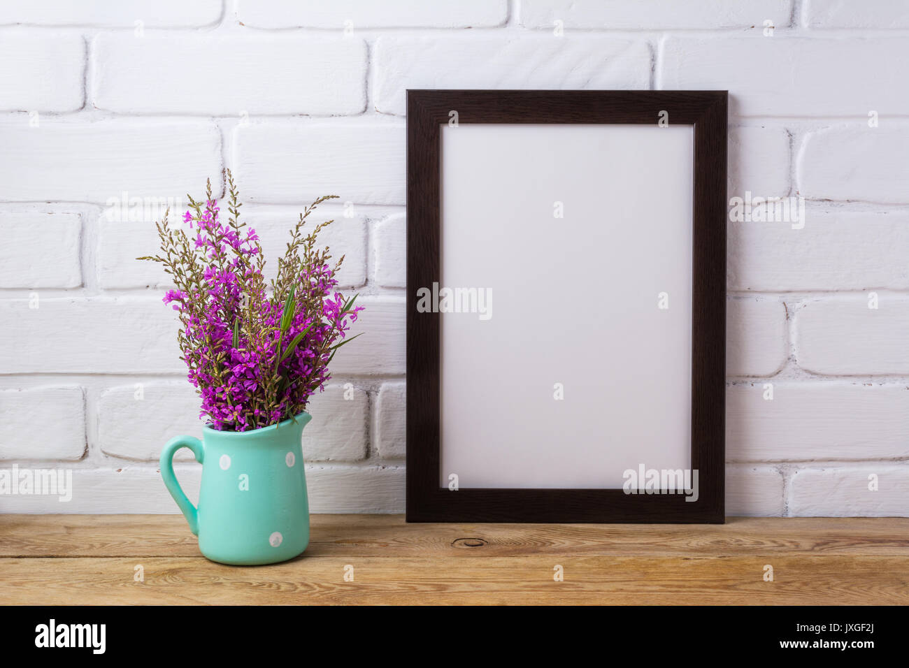 Marrone nero mockup del telaio con maroon viola fiori di campo in polka dot verde menta vaso Anfora. Fotogramma vuoto mock up per la progettazione della presentazione. Modello Foto Stock