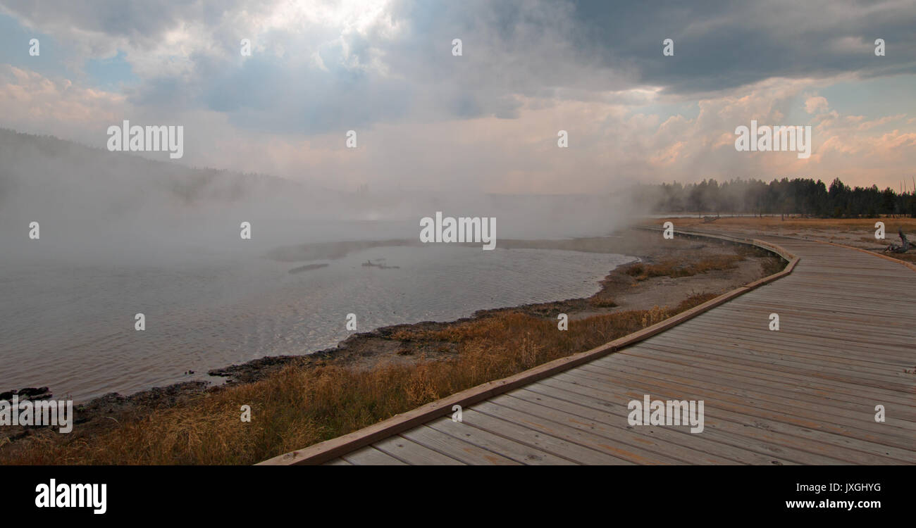 Il Boardwalk curvando attorno al lago di calda primavera calda nella parte inferiore Geyser Basin nel Parco Nazionale di Yellowstone in Wyoming USA Foto Stock